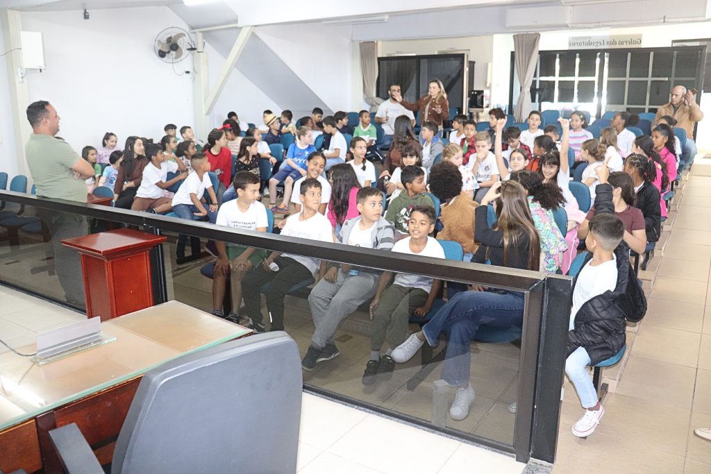 Câmara recebe excursão escolar