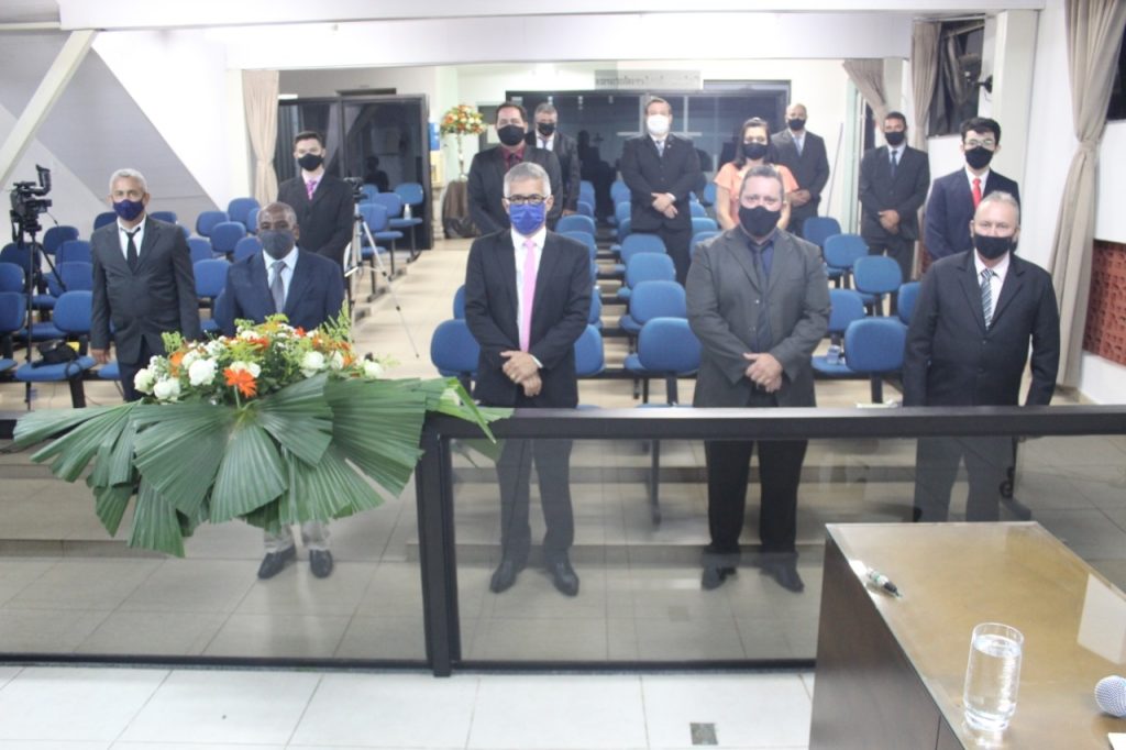 VEREADORES E PREFEITO TOMAM POSSE NA CÂMARA MUNICIPAL